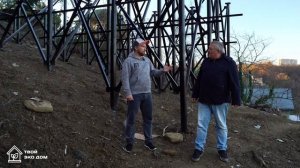 Слабо?😱 Свайно-винтовой фундамент на сложном склоне.
