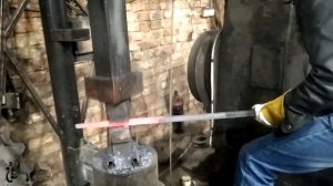 Самодельный кузнечный молот куёт 20 квадрат