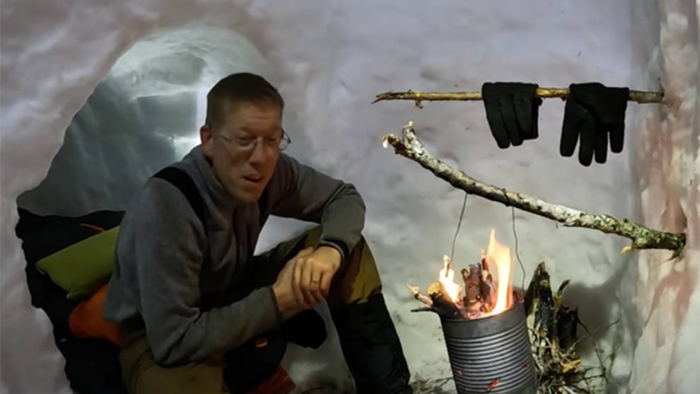 Epic 9ft Snow Shelter: Building a Massive Winter Quinzee in the Wild смотреть онлайн