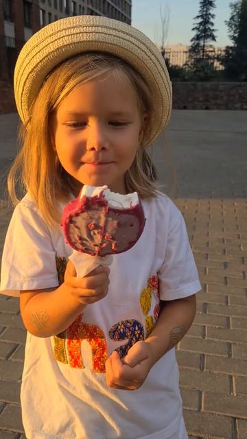 Алиса ест мороженое #алисамалиса #alisamalisa #каналдлядете смотреть онлайн