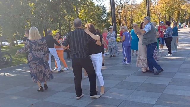 ЗАБЛУДИЛАСЬ ОСЕНЬ СРЕДЬ БЕРЕЗ ДА СОСЕН❤️ ТАНЦЫ ❤️ХА смотреть онлайн