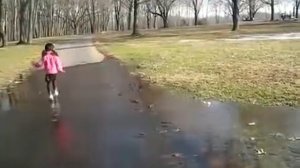 Девочка прыгает в луже