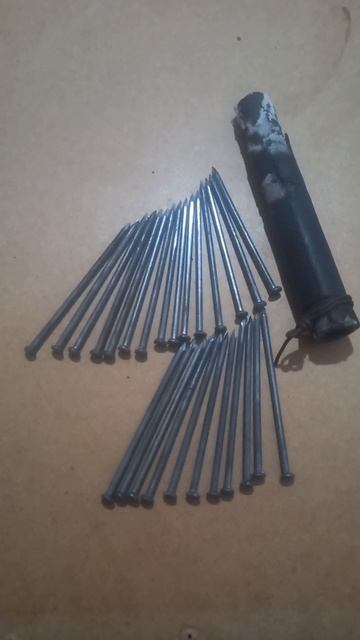 Двадцать шесть гвоздей рядом с куском шланга 28-ого Июн смотреть онлайн