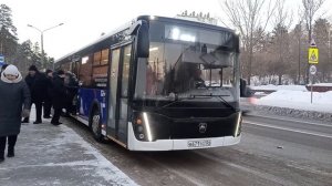 Автобус ЛиАЗ 5292.65 по маршруту №2 делает остановку на о.