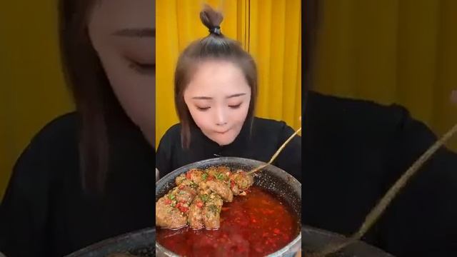 КИТАЙЦЫ ЕДЯТ НА КАМЕРУ/АСМР ЕДА/СВИННЫЕ МОЗГИ... 🍜🍜🍜 смотреть онлайн