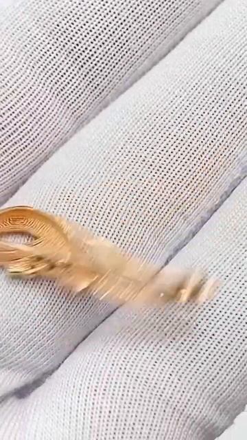 Золотая брошь с фианитами. Проба 585. Производство Росс? смотреть онлайн