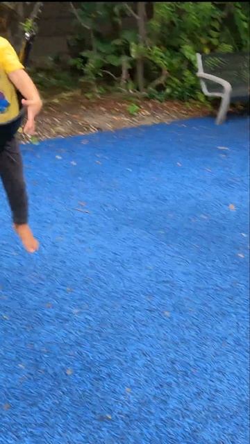 Милые дети веселятся на детской площадке. Какая ваша л смотреть онлайн