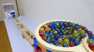 ИГРУШКИ ШАРИКИ КАТАЮТСЯ ДЕТСКИЙ ЛАБИРИНТ МАШИНКИ ИГРУШКИ КАНАЛ ДЛЯ ДЕТЕЙ ИГРАЛКИ-ЗАЛИПАЛКИ