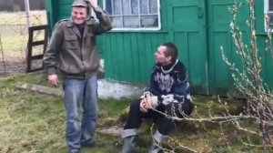 Угарный мужик ,читает молитвы