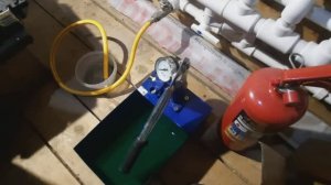 Ручной опрессовочный насос. Котёл твердотопливный длительного горения КОСМОС, монтаж в стену.