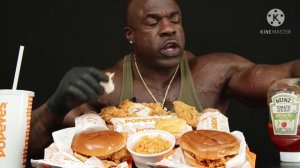 черный качок ест бургеры и курицу)))