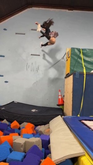 девушка прыгнула на конус сверху | The girl jumped on the cone from abo