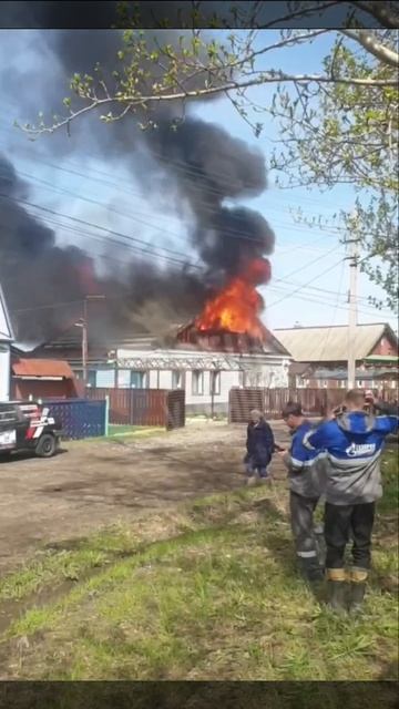 В поселке Белый Ключ загорелась кровля деревянного жи смотреть онлайн