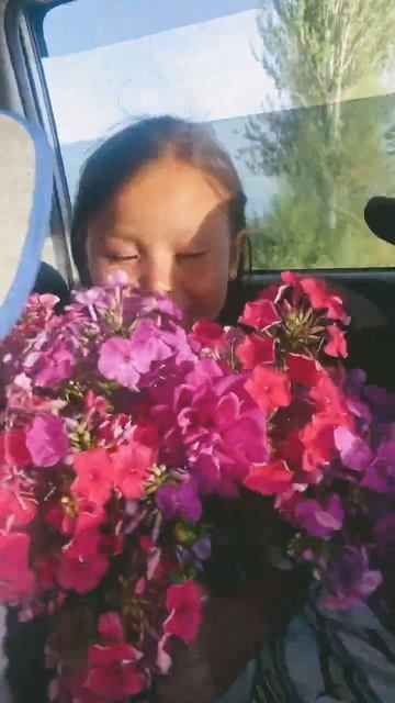 Любовь, брат дарит цветы.🌹. #любовь #ландыши #трек #тре? смотреть онлайн