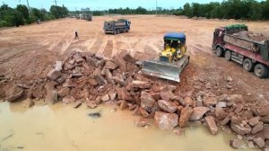 100 грузовиков и один бульдозер