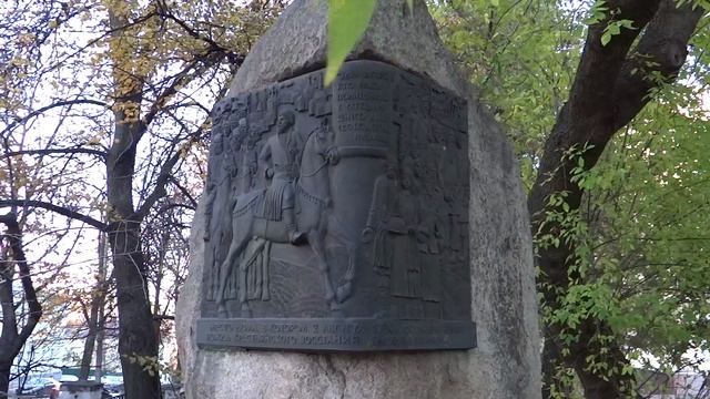 Памятный знак «Емельян Пугачев в Пензе», установленный в 1982 году. Дата съёмки: 15 октября 2013 г.