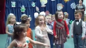 Воробей с березы на дорожку прыг