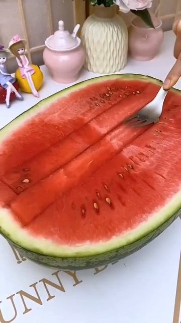 Лайфхак как кушать арбуз 😍😊 смотреть онлайн