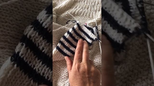 Вяжу сразу два Рукава, манжеты, по очереди, убавления, расчёт петель. смотреть онлайн