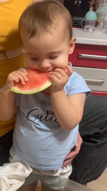 Диана есть арбуз #baby #babysmile #дети #дети #smile #firstsmile #cutebaby смотреть онлайн