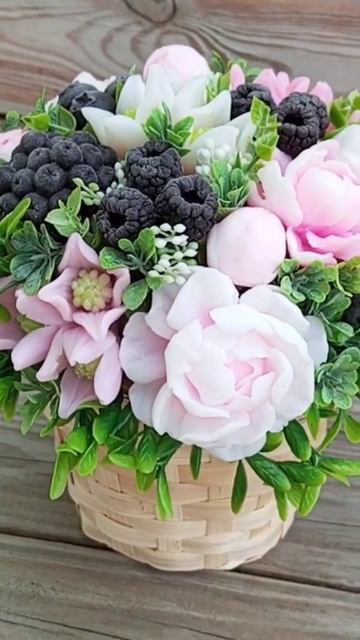 Букет из пионов с ягодами смотреть онлайн