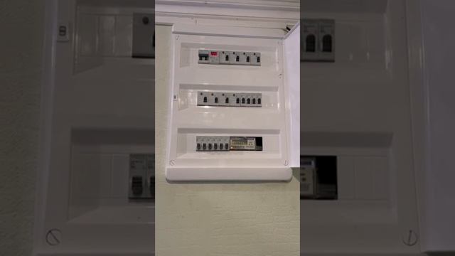 Полная замена щитка приборов учета в частном доме и подключение гаража и бани. смотреть онлайн