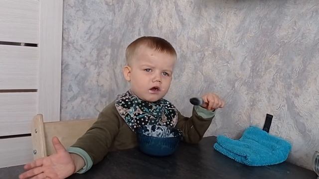 Даня сам ест ложкой. смотреть онлайн