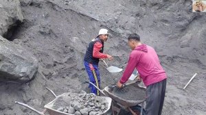 Строительство, шахтёры собирают чёрный песок