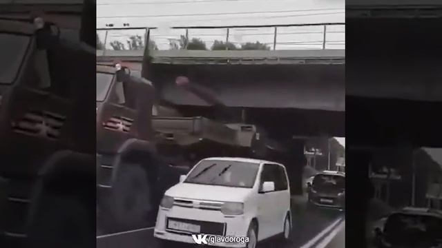 В Новосибирске тягач, перевозящий САУ 2С7 "Пион" застря? смотреть онлайн