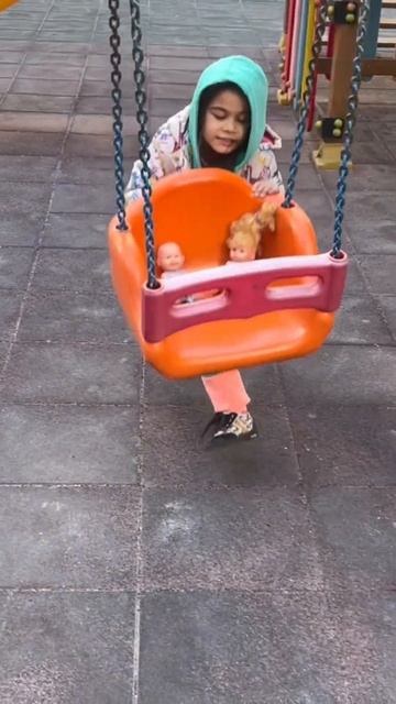 Куклы катаются на качелях смотреть онлайн