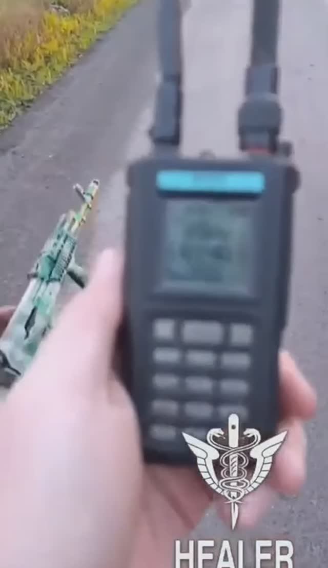 FPV противника сидел в засаде на дороге. Уничтожен автоматным огнем смотреть онлайн