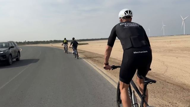 Отправился на остров Сир-Бани-Яс чтобы катнуть с жираф смотреть онлайн