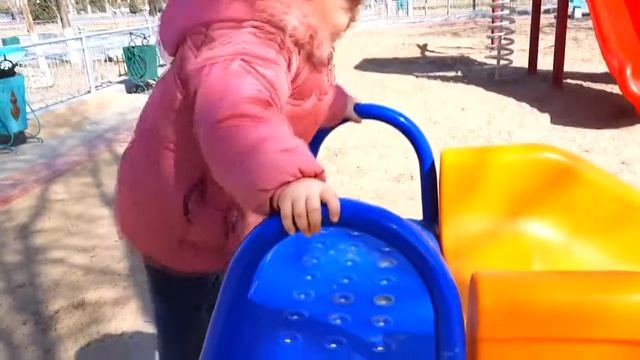 Играем на Детской Площадке Катаемся с Горок Playground Fun Pla смотреть онлайн