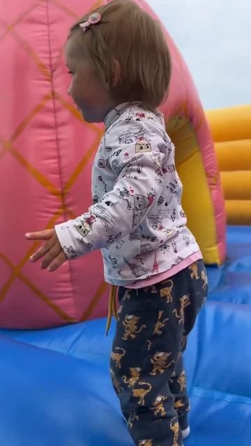 В 1,5 года так классно прыгает #чубарики #софия #дети #ба?