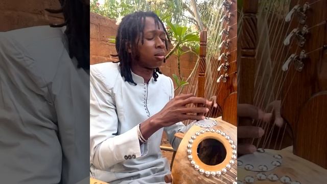 Кора — струнный щипковый музыкальный инструмент с 21 струной в Западной Африке смотреть онлайн