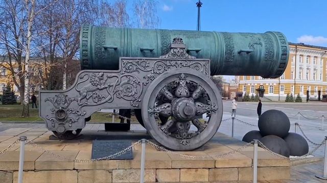 Москва-Столица нашей Родины/Музеи Кремля/Соборная пло смотреть онлайн