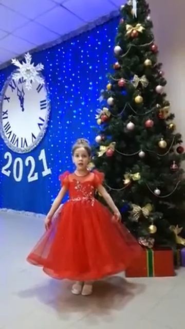 Редина Маргарита 5 лет И. Такмакова "Мне ёлку купили" смотреть онлайн