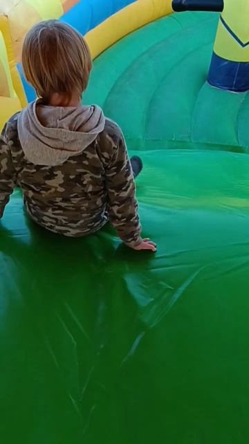 Где мы? В гигантском лабиринте #дети #отдых #зима #батут смотреть онлайн