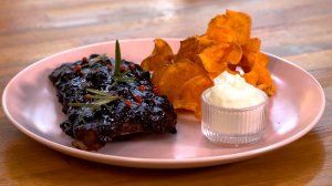 Свиные рёбрышки в пикантном соусе с ягодами и чипсы из батата | Наедине с Мосиным /5