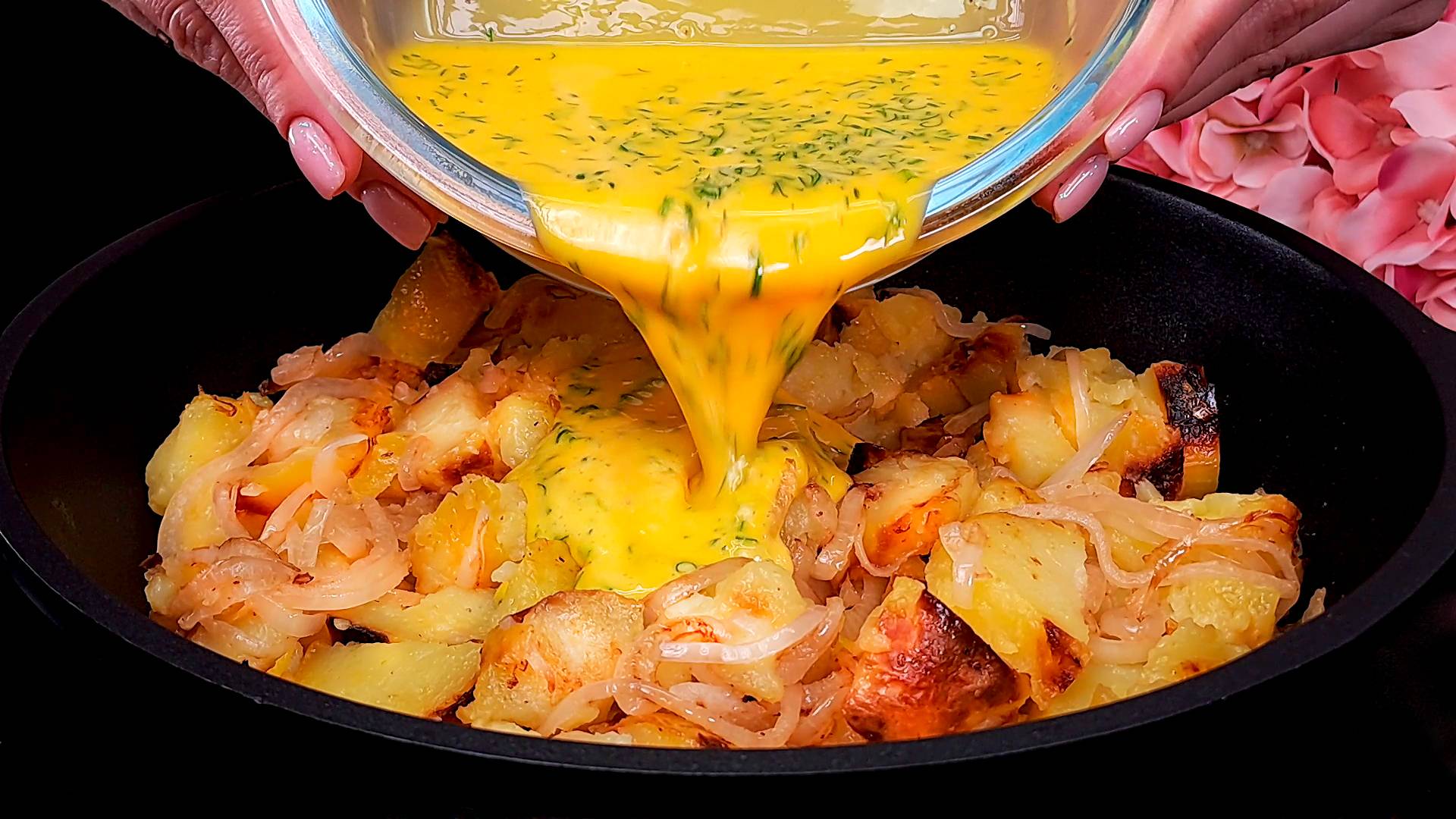 Влейте яйца на картошку! Это невероятно, это так вкусно, вы будете готовить это каждый день. смотреть онлайн