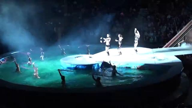 Circus on the water. Incendiary dance with hoops. Цирк на воде. Зажигательный танец с обручами. смотреть онлайн