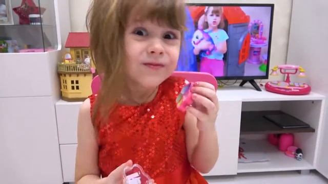 Ева и мама в видео съедобных сладостей Eve and mom in edible sweets video смотреть онлайн