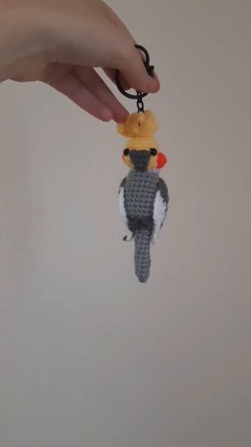 Связала этого милашку на заказ ✨️ #handmade #amigurumi #амигуруми #ручнаробота #брелок #попугай смотреть онлайн