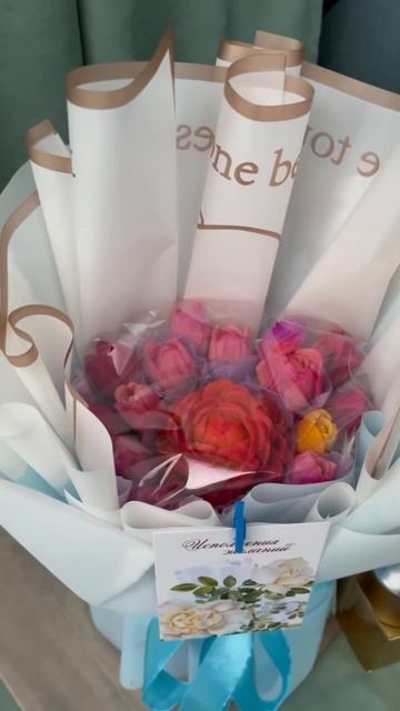 Пион Барбара и тюльпанчики- яркий и в тоже время возду? смотреть онлайн