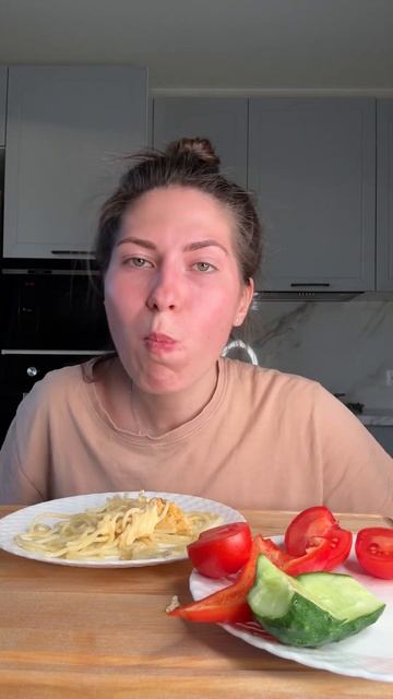 МУКБАНГ спагетти котлеты овощи #еда #мукбанк #мукбанг # смотреть онлайн
