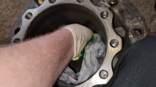 Ситрак потек сальник ступицы  заднего моста