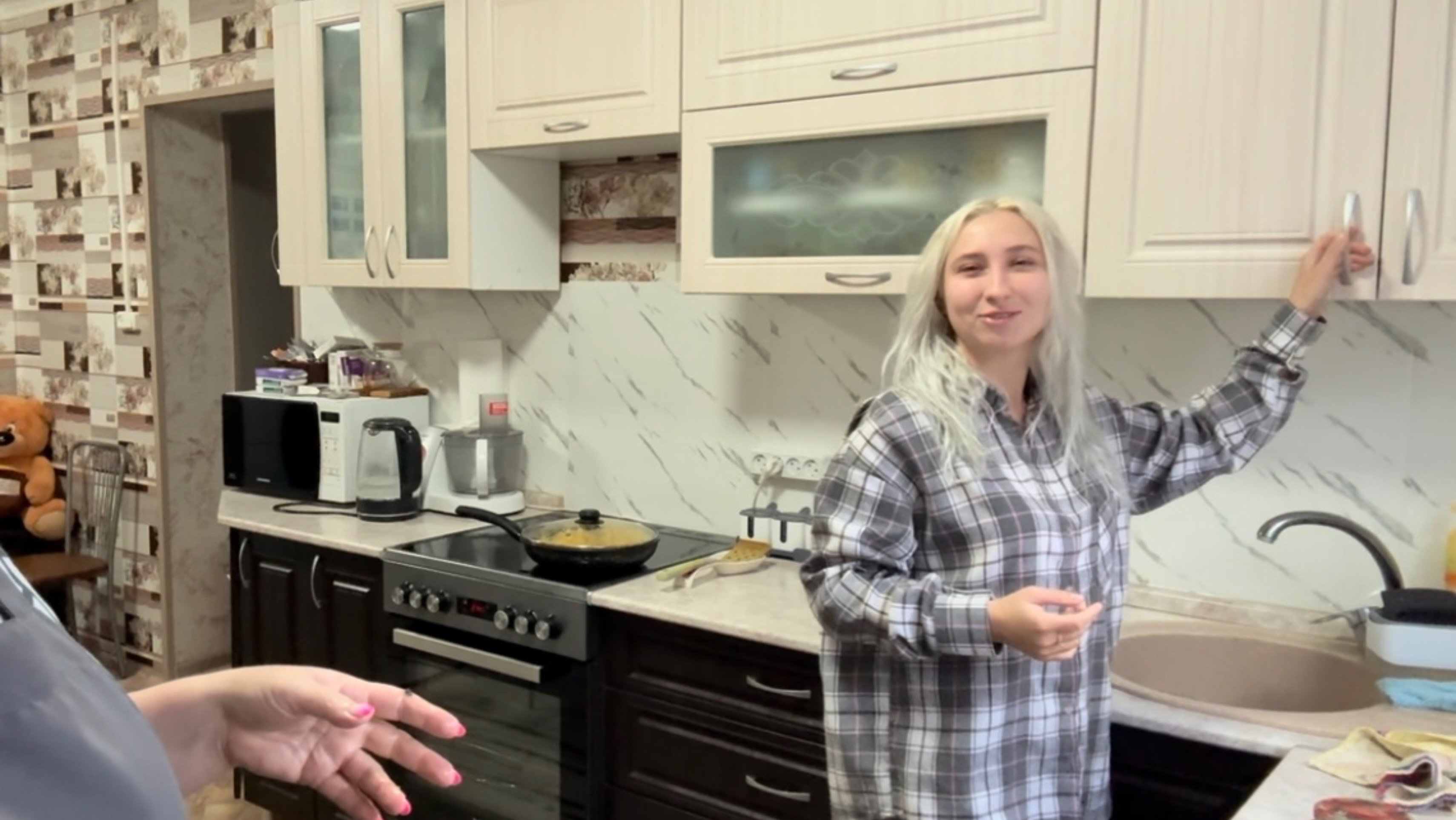 Живу в СЕЛЕ. Крашу ТЕПЛИЦУ.Готовлю УЖИН , банки с консервацией. смотреть онлайн