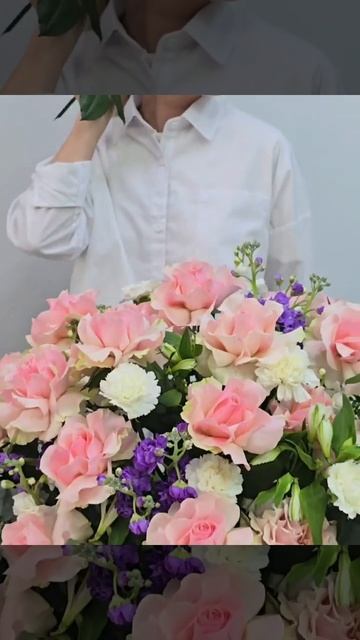 Праздничная композиция в коробке из роз и маттиол #цве смотреть онлайн