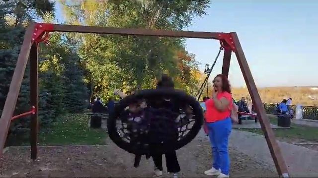 на качелях в кирове на набережной Вятки смотреть онлайн