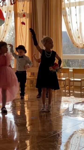 8 марта- день, когда нужно быть модницами и умницами, ул смотреть онлайн